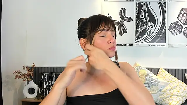 Cloe Bonne online show from 11/17/25, 07:41