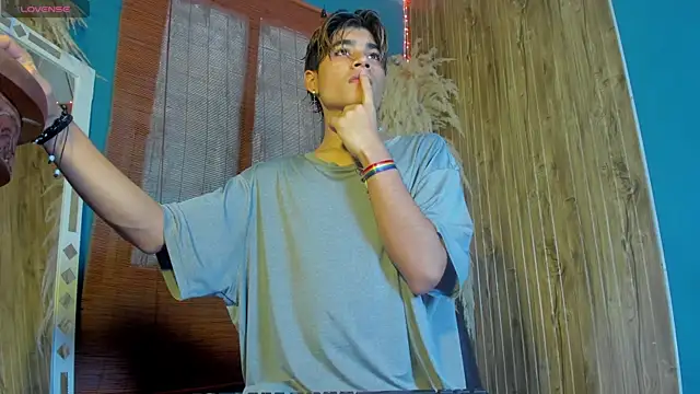 Leo Glow online show from 12/03/25, 01:09