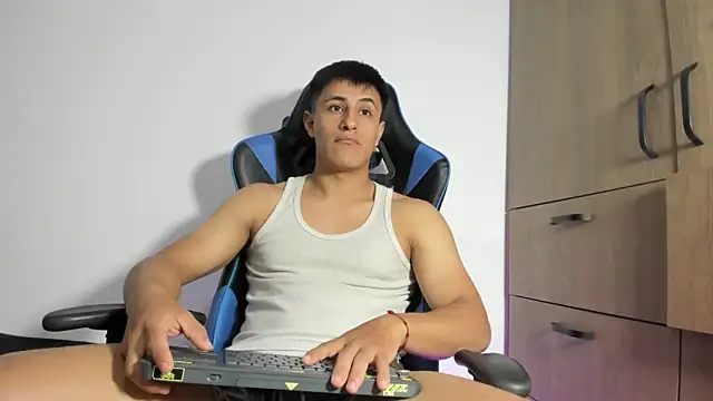 Snapshot of dorman_boy chatting on 02/10/26, 02:15 dorman boy online show from 02/10/26, 02:15