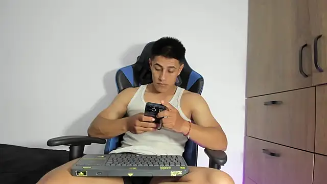 Snapshot of dorman_boy chatting on 02/26/26, 02:54 dorman boy online show from 02/26/26, 02:54