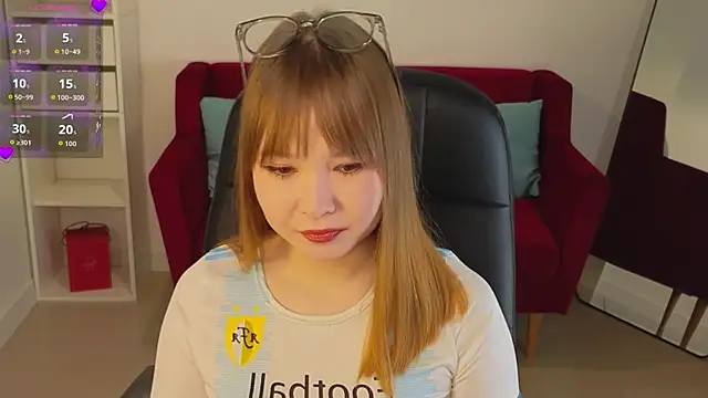 Snapshot of YourTanomi chatting on 11/04/25, 12:15 YourTanomi online show from 11/04/25, 12:15