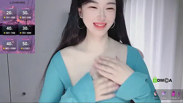 Snapshot of YunShan-33 chatting on 06/25/26, 04:56 YunShan-33 online show from 06/25/26, 04:56