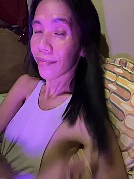 Snapshot of bellaUtops chatting on 06/10/26, 06:12 bellaUtops online show from 06/10/26, 06:12