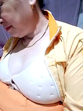 Snapshot of small-house123 chatting on 12/16/25, 01:54 small-house123 online show from 12/16/25, 01:54