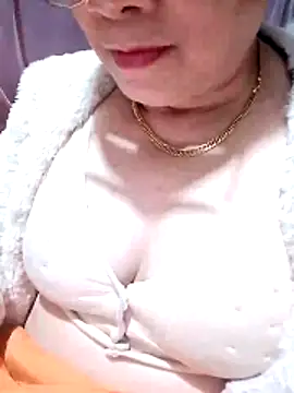 Snapshot of small-house123 chatting on 12/17/25, 02:12 small-house123 online show from 12/17/25, 02:12