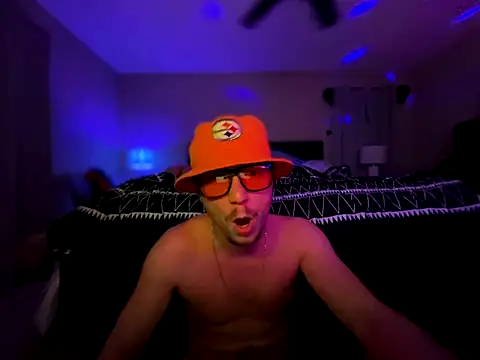 Snapshot of Antnjon chatting on 12/14/25, 02:17 Antnjon online show from 12/14/25, 02:17