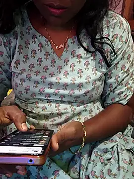 Snapshot of hyd_couple7878 chatting on 11/07/25, 03:50 hyd couple7878 online show from 11/07/25, 03:50