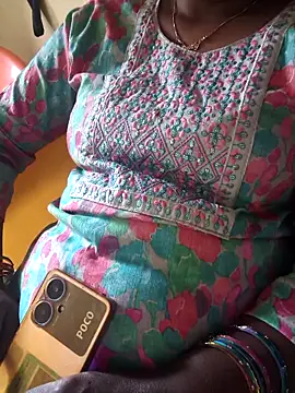 Snapshot of hyd_couple7878 chatting on 11/12/25, 08:26 hyd couple7878 online show from 11/12/25, 08:26