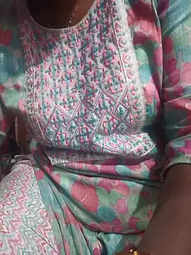 Snapshot of hyd_couple7878 chatting on 11/13/25, 04:39 hyd couple7878 online show from 11/13/25, 04:39