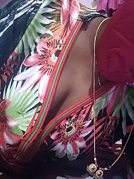 Snapshot of hyd_couple7878 chatting on 11/14/25, 09:52 hyd couple7878 online show from 11/14/25, 09:52