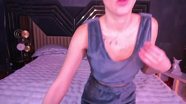 ZafiraMoonn online show from 12/22/25, 06:43