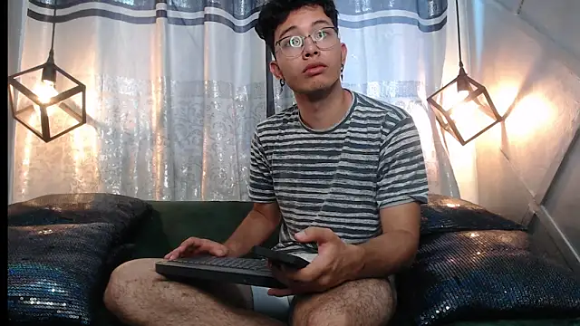 Snapshot of alexy_re chatting on 11/11/25, 05:35 alexy re online show from 11/11/25, 05:35