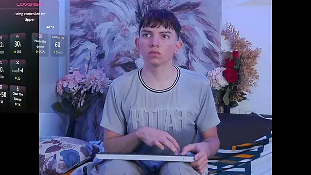 Oliver paris online show from 11/19/25, 03:28