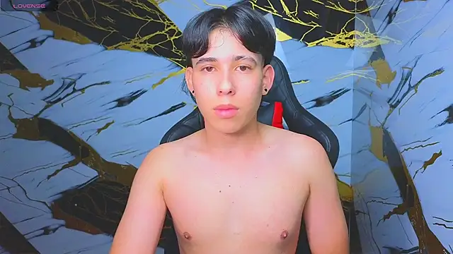 Snapshot of Suarezz10_ chatting on 11/19/25, 03:12 Suarezz10 online show from 11/19/25, 03:12