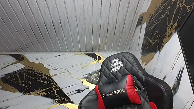 Snapshot of Suarezz10_ chatting on 11/26/25, 11:00 Suarezz10 online show from 11/26/25, 11:00