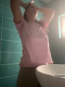 Snapshot of EdaQueen chatting on 11/18/25, 07:13 EdaQueen online show from 11/18/25, 07:13