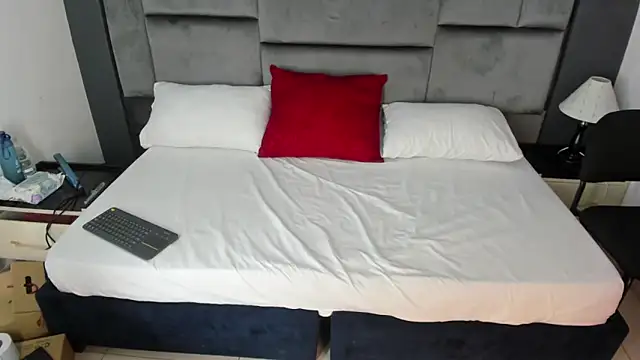 CatleyaSmith online show from 12/20/25, 12:12