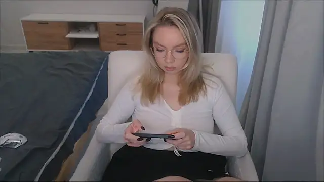 Snapshot of PolinaXXXXJones chatting on 11/17/25, 07:14 PolinaXXXXJones online show from 11/17/25, 07:14