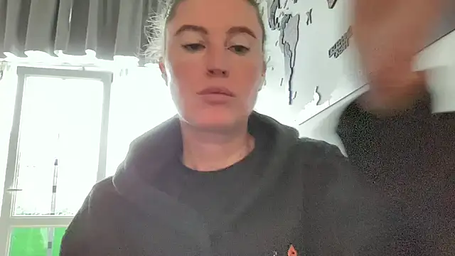 Snapshot of Ameli8 chatting on 11/11/25, 10:37 Ameli8 online show from 11/11/25, 10:37