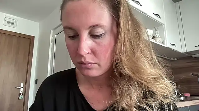 Snapshot of Ameli8 chatting on 11/13/25, 12:37 Ameli8 online show from 11/13/25, 12:37