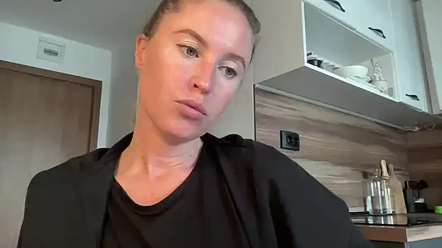 Snapshot of Ameli8 chatting on 11/19/25, 12:16 Ameli8 online show from 11/19/25, 12:16