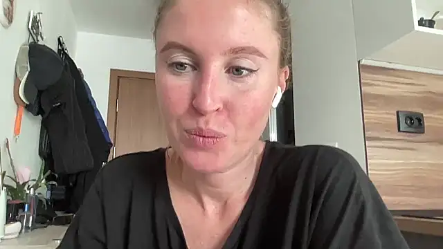 Snapshot of Ameli8 chatting on 11/27/25, 11:12 Ameli8 online show from 11/27/25, 11:12