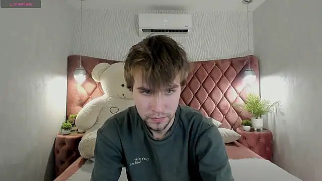 Snapshot of JonnahHell chatting on 11/28/25, 01:03 JonnahHell online show from 11/28/25, 01:03