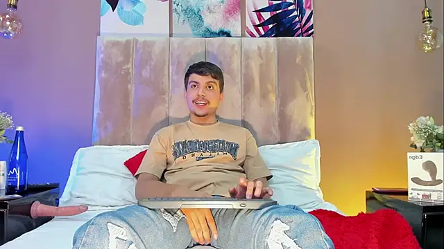 NicolasRey1 online show from 11/18/25, 03:45