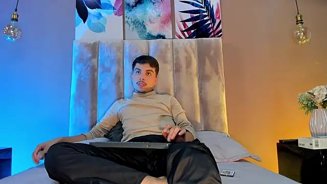 NicolasRey1 online show from 11/21/25, 04:11