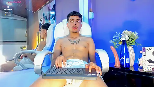 NicolasRey1 online show from 11/23/25, 06:57