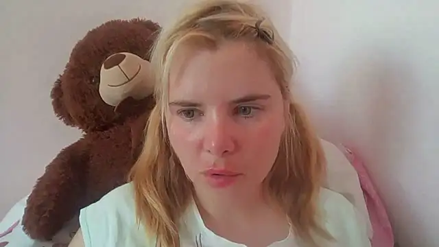 Snapshot of HornyElena chatting on 06/26/26, 08:19 HornyElena online show from 06/26/26, 08:19