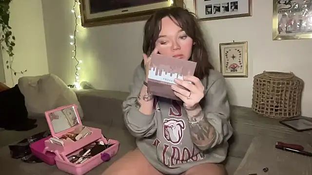 Snapshot of angelgirl98 chatting on 12/16/25, 02:55 angelgirl98 online show from 12/16/25, 02:55