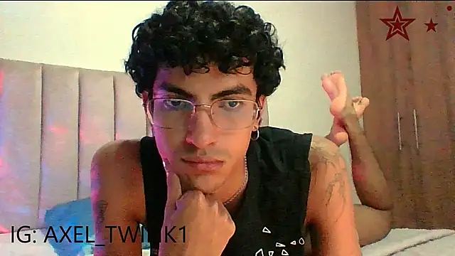 Snapshot of axel_love13 chatting on 11/19/25, 11:05 axel love13 online show from 11/19/25, 11:05