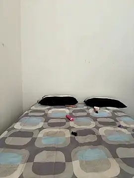 Snapshot of NiaLong21_ chatting on 11/16/25, 02:33 NiaLong21 online show from 11/16/25, 02:33