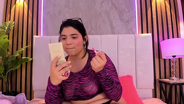 Carlotta de velour online show from 04/28/26, 12:09