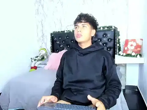 Valentino Lane online show from 12/16/25, 02:16