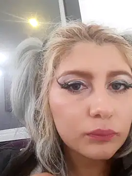 Snapshot of Hollywouldd chatting on 11/16/25, 06:08 Hollywouldd online show from 11/16/25, 06:08