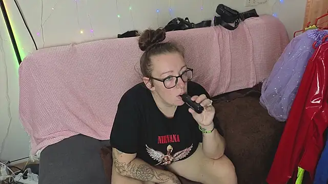 Snapshot of JadeStarUK chatting on 11/17/25, 02:56 JadeStarUK online show from 11/17/25, 02:56