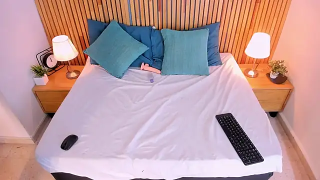 MiaBigBust online show from 11/16/25, 03:50