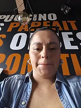 Snapshot of ALEJA__22 chatting on 07/12/26, 06:43 ALEJA 22 online show from 07/12/26, 06:43