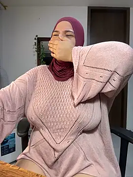 Snapshot of sweetmuslim01 chatting on 09/17/25, 11:28 sweetmuslim01 online show from 09/17/25, 11:28