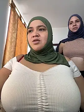 Snapshot of sweetmuslim01 chatting on 10/17/25, 04:31 sweetmuslim01 online show from 10/17/25, 04:31