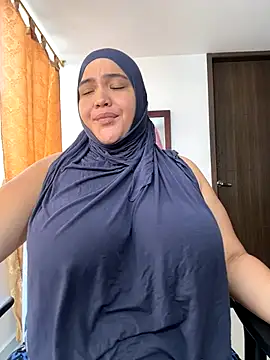 Snapshot of sweetmuslim01 chatting on 11/13/25, 04:28 sweetmuslim01 online show from 11/13/25, 04:28