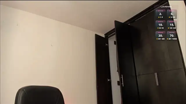 Snapshot of LilyGarcia chatting on 12/16/25, 05:07 LilyGarcia online show from 12/16/25, 05:07