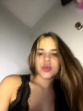 Snapshot of Sara__Secret chatting on 11/09/25, 04:00 Sara Secret online show from 11/09/25, 04:00