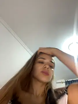 Snapshot of Sara__Secret chatting on 11/18/25, 02:39 Sara Secret online show from 11/18/25, 02:39