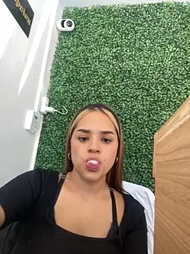 Snapshot of Sara__Secret chatting on 11/21/25, 08:40 Sara Secret online show from 11/21/25, 08:40