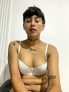 Miia Hoot online show from 11/19/25, 08:42