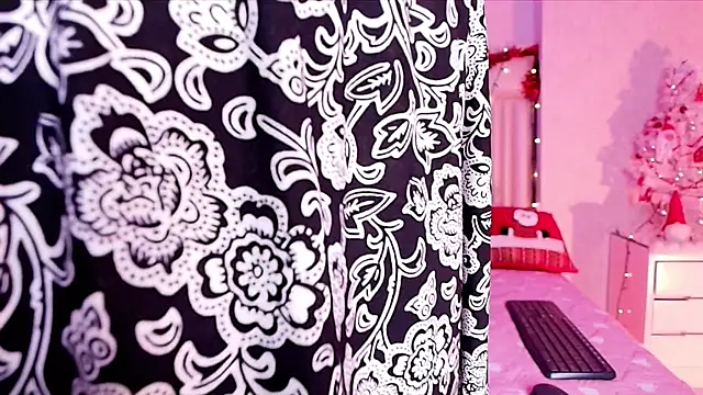 Snapshot of alanarose18 chatting on 11/24/25, 07:13 alanarose18 online show from 11/24/25, 07:13