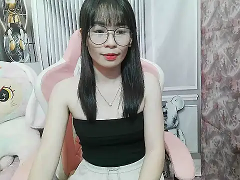 Snapshot of Ella039 chatting on 12/17/25, 05:24 Ella039 online show from 12/17/25, 05:24